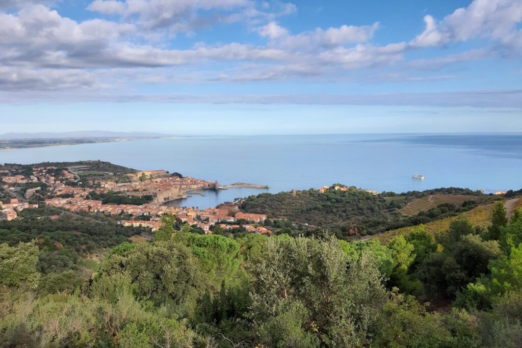 Paysage de montagne avec la ville de banyuls en contrebas, proche de la mer et en contrebas de la végétation