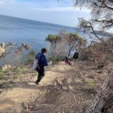 Groupe de randonneurs sur un sentier de randonnée avec la mer en contrebas lors d'un séjour de randonnée pour le réveillon à Banuyls