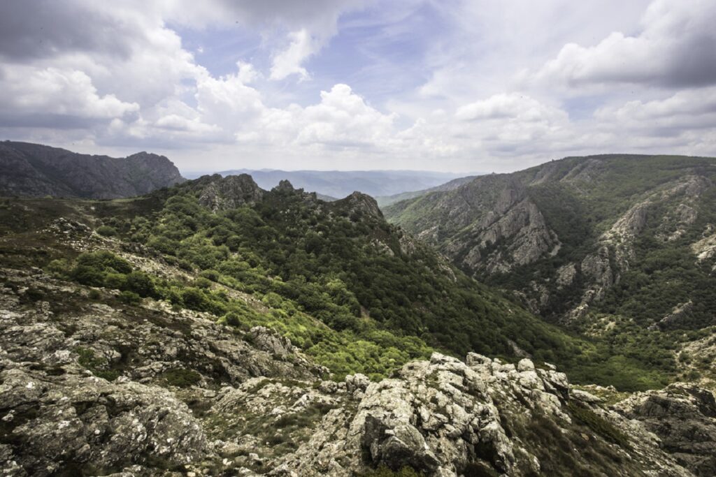 Paysage de montagne dans le Caroux avec différents reliefs