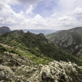 Paysage de montagne dans le Caroux avec différents reliefs