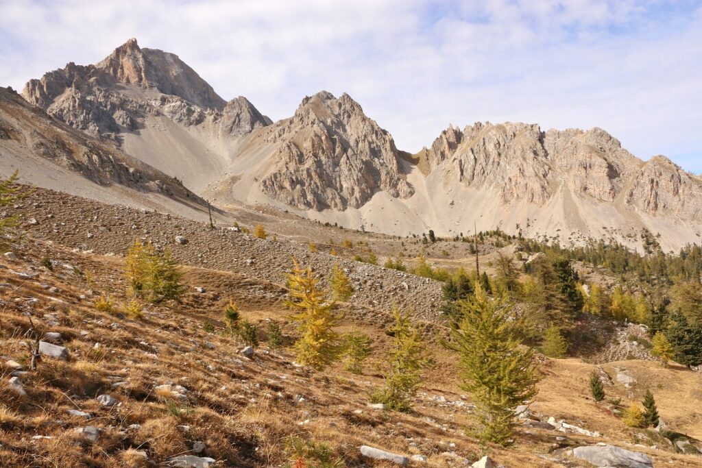 Paysage de montagne dans le domaine du Queyras avec des sommets en fond et une plaine au premier plan