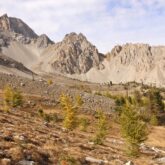 Paysage de montagne dans le domaine du Queyras avec des sommets en fond et une plaine au premier plan