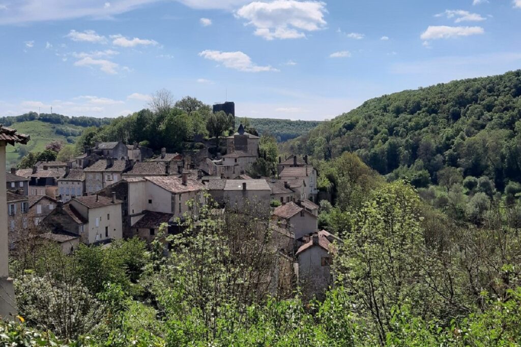 Paysage d'un village dans le Quercy-Rouergue observé lors d'un séjour de randonnées avec un guide