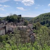 Paysage d'un village dans le Quercy-Rouergue observé lors d'un séjour de randonnées avec un guide