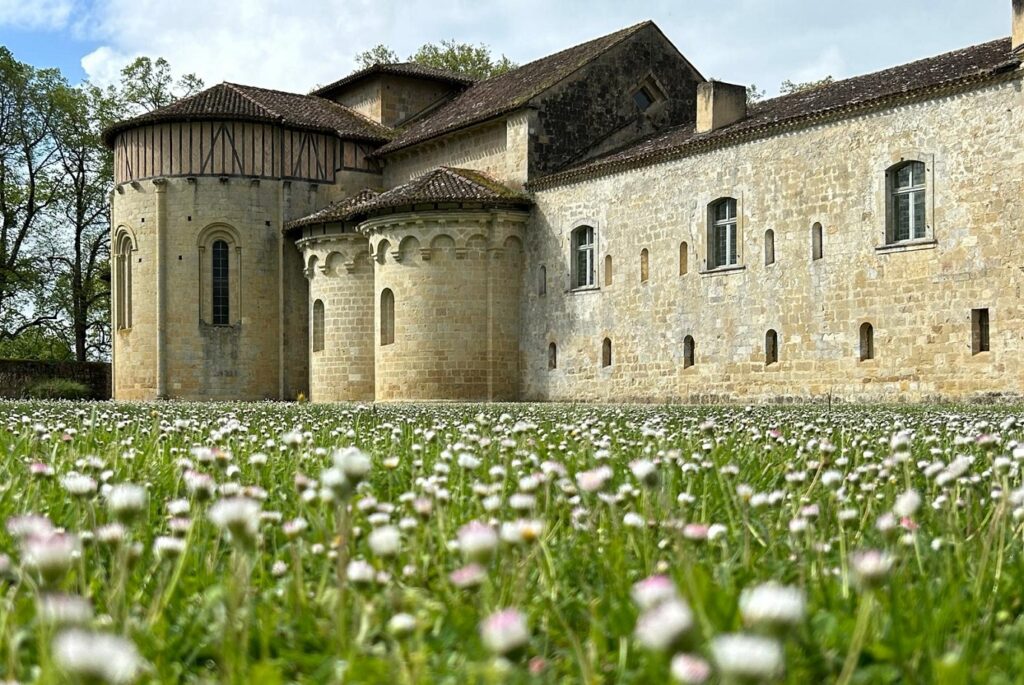Paysage d'un bâtiment religieux dans le Gers entouré de végétation en fleurs