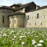Paysage d'un bâtiment religieux dans le Gers entouré de végétation en fleurs