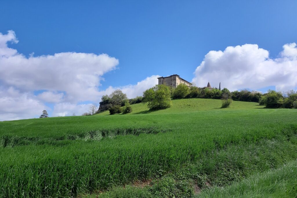 Paysage de la campagne gersoise avec un monument sur les hauteurs