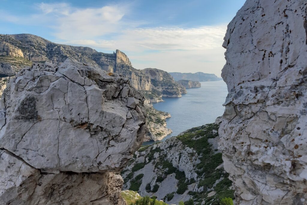 Paysage des calanques depuis un sommet en hauteur