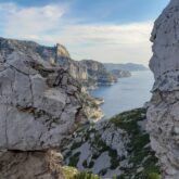 Paysage des calanques depuis un sommet en hauteur