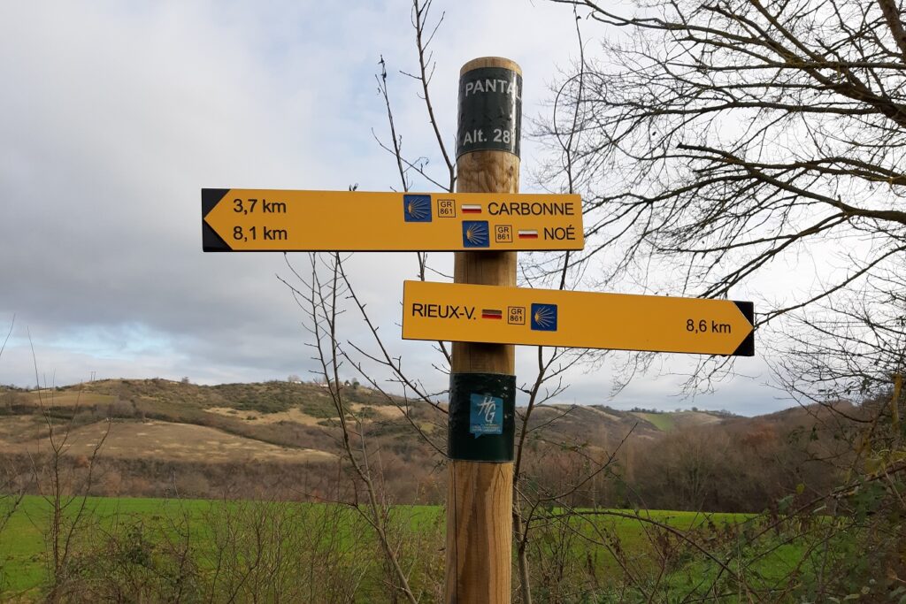 Panneaux de balisage du chemin de Saint-Jacques de Compostelle dans le Volvestre