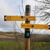 Panneaux de balisage du chemin de Saint-Jacques de Compostelle dans le Volvestre
