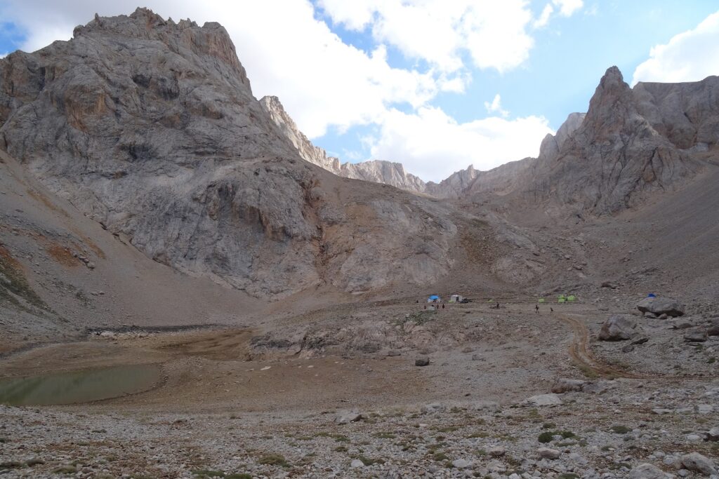 Paysage de montagne en Turquie avec des sommets de couleurs grise
