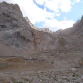 Paysage de montagne en Turquie avec des sommets de couleurs grise