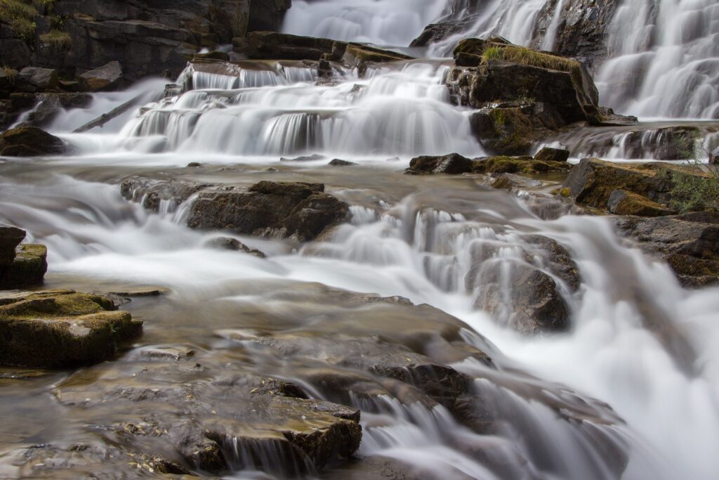 Cascade d'eau qui coule sur des pierres dans la région de Névache.