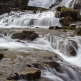 Cascade d'eau qui coule sur des pierres dans la région de Névache.