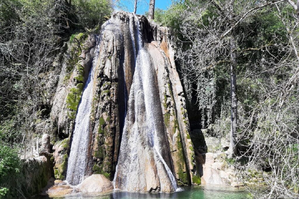 Paysage d'une cascade dans le Quercy-Rouergue