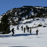 Groupe de randonneurs sur un sentier de randonnée en raquettes