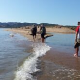 groupe de navigateurs en train de traverser en marchant un bras de mer sur la Costa Brava