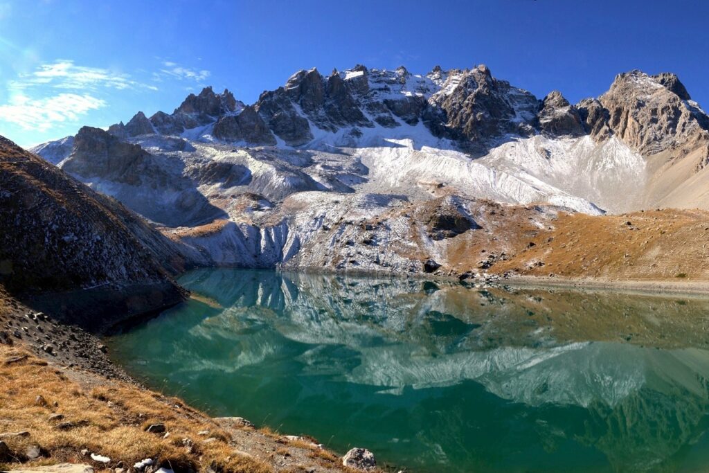 Paysage de montagne avec un lac au pied d'une montagne enneigée
