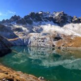 Paysage de montagne avec un lac au pied d'une montagne enneigée