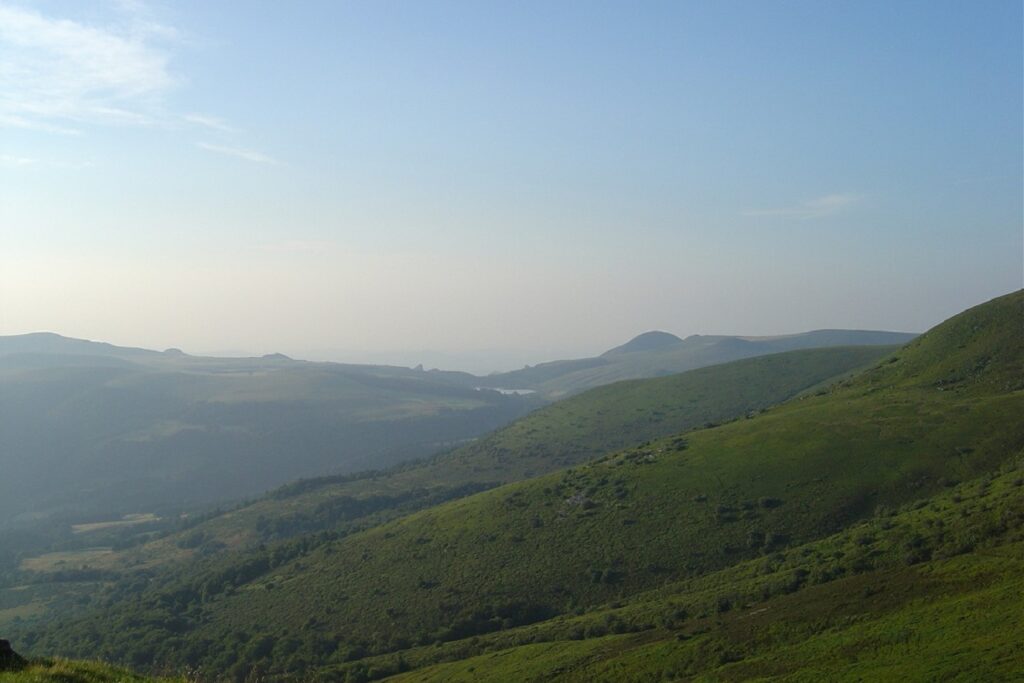 Paysage montagnard en Auvergne avec des reliefs divers