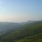 Paysage montagnard en Auvergne avec des reliefs divers