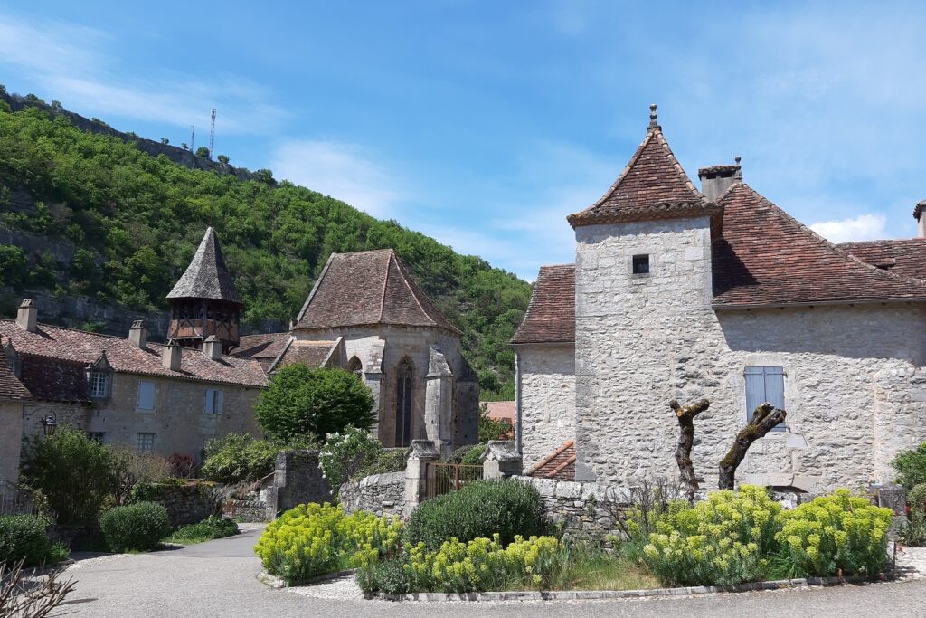 Paysage du lot d'un village typique