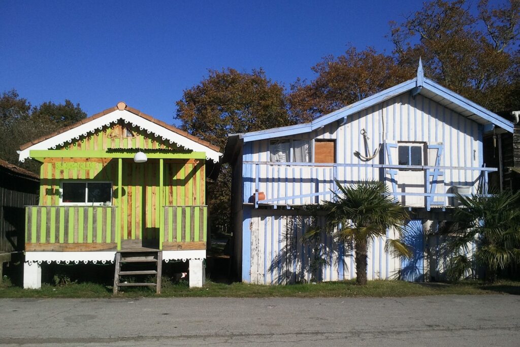 Paysage de bord de mer avec des maisons de pêcheurs colorées de bord de mer