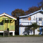 Paysage de bord de mer avec des maisons de pêcheurs colorées de bord de mer