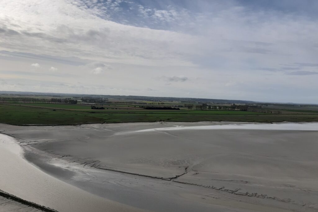 Paysage de bord d'océan avec du sable et l'eau qui monte