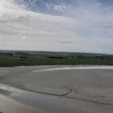 Paysage de bord d'océan avec du sable et l'eau qui monte