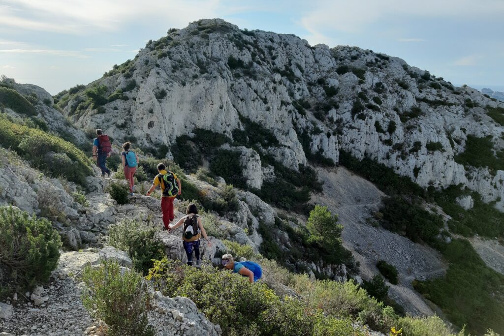 Groupe de randonneurs sur un sentier de randonnée avec un guide autour des calanques de Marseille
