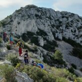 Groupe de randonneurs sur un sentier de randonnée avec un guide autour des calanques de Marseille