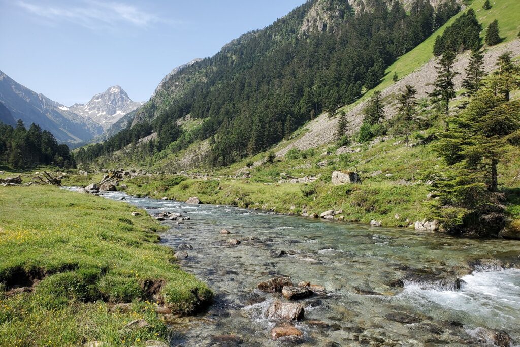 Paysage de la vallée à Cauterets avec un cours d'eau qui passe