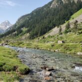 Paysage de la vallée à Cauterets avec un cours d'eau qui passe