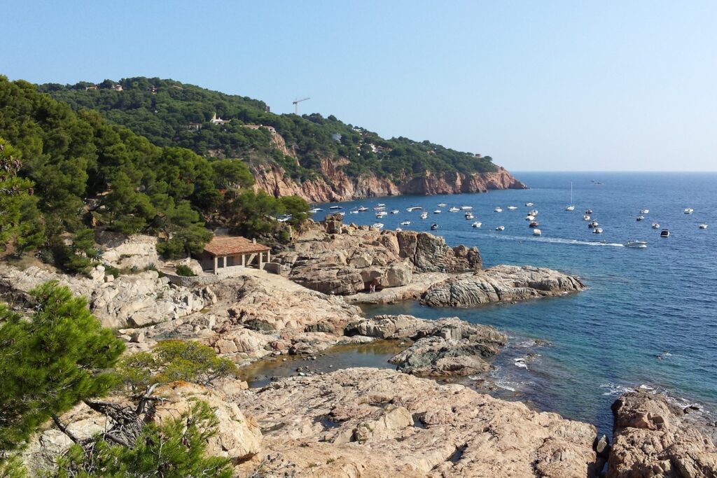 Paysage de bord de mer en Costa Brava avec des rochers en bord de mer et des falaises caractéristiques