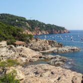 Paysage de bord de mer en Costa Brava avec des rochers en bord de mer et des falaises caractéristiques