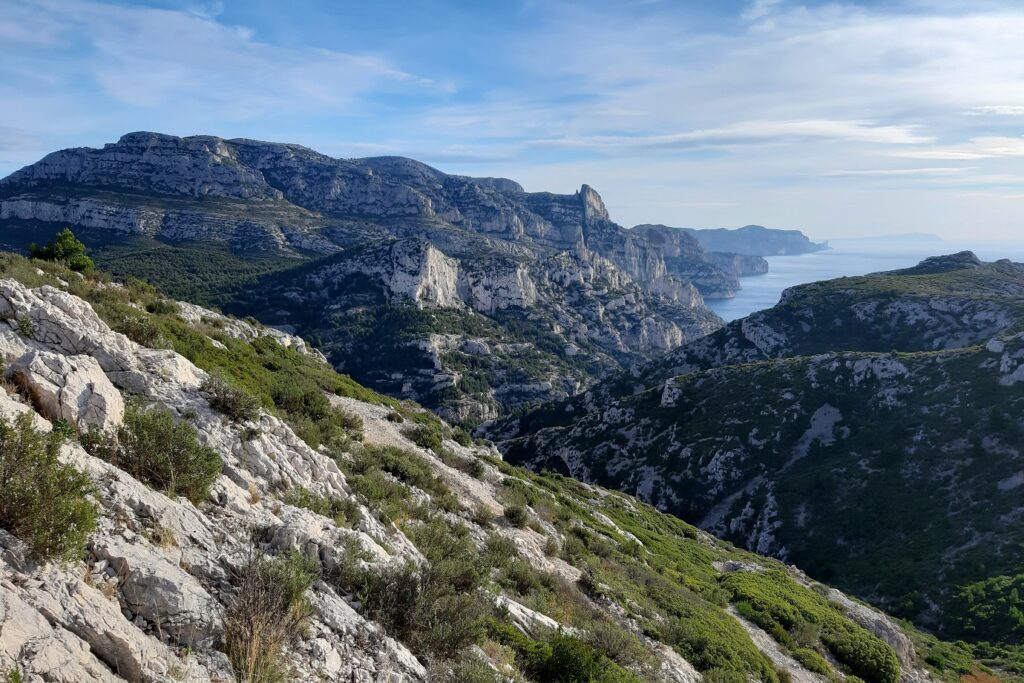 Paysage des calanques de Marseille observé lors d'un séjour de randonnée sur la côte bleue et Marseille