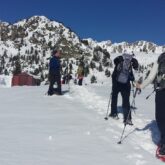 Groupe de randonneurs sur un sentier de randonnée en raquettes.