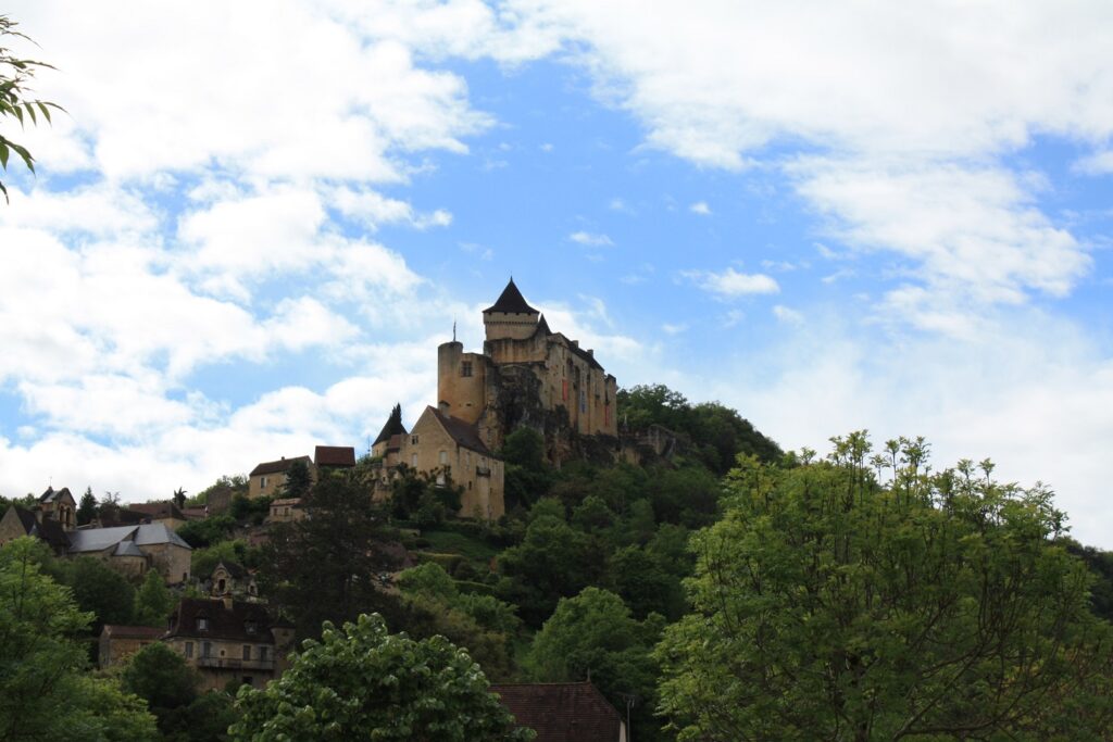 Paysage d'un village perché avec des bâtiments anciens