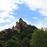 Paysage d'un village perché avec des bâtiments anciens