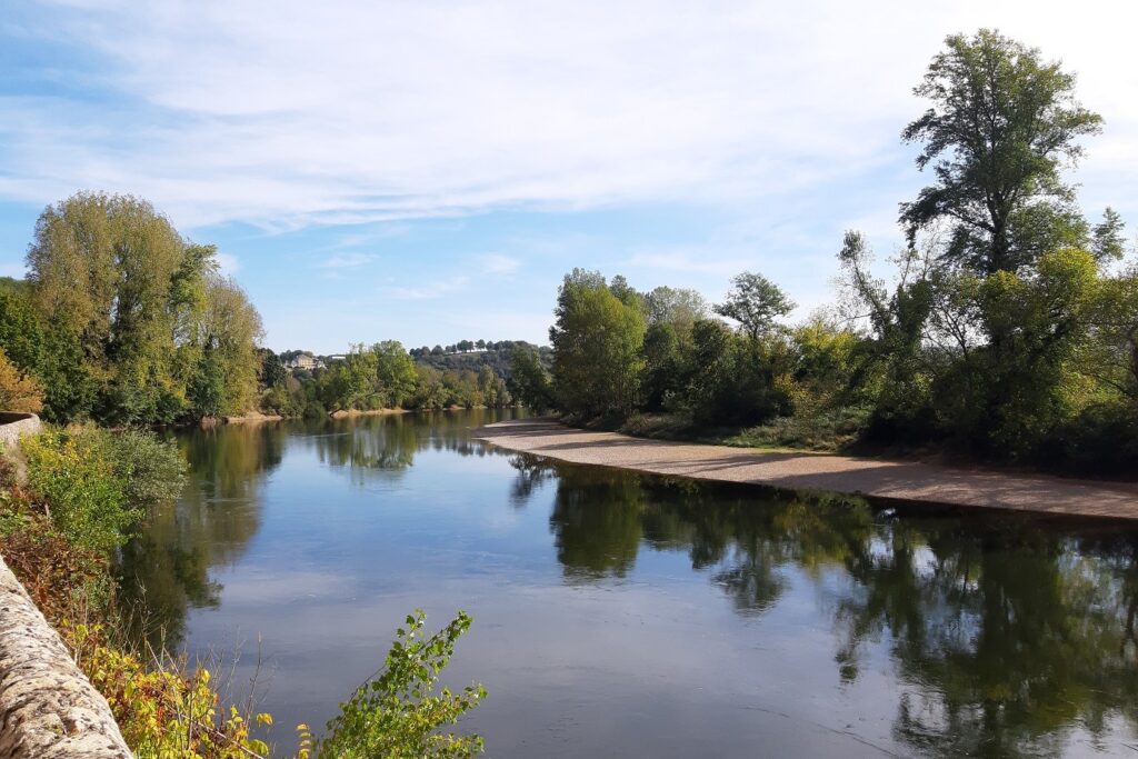 Paysage de Dordogne avec un cours d'eau et de part et d'autre de la végétation