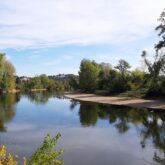 Paysage de Dordogne avec un cours d'eau et de part et d'autre de la végétation