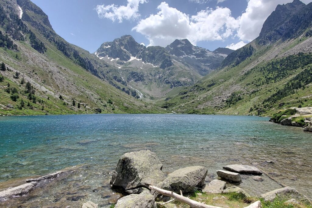 Paysage de montagne entre Cauterets et Gavarnie avec un lac de montagne au premier plan et des sommets en fond