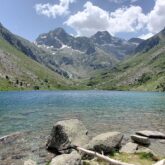 Paysage de montagne entre Cauterets et Gavarnie avec un lac de montagne au premier plan et des sommets en fond