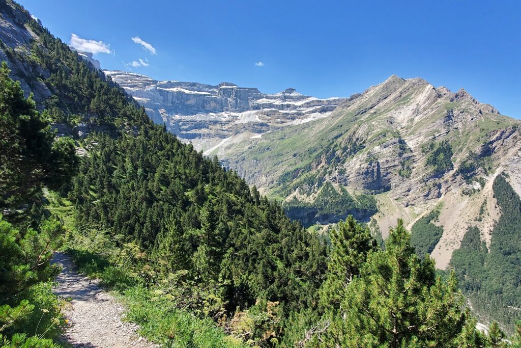 Paysage de montagne avec un sentier sur la gauche, dans la zone de Gavarnie Ordesa