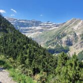 Paysage de montagne avec un sentier sur la gauche, dans la zone de Gavarnie Ordesa