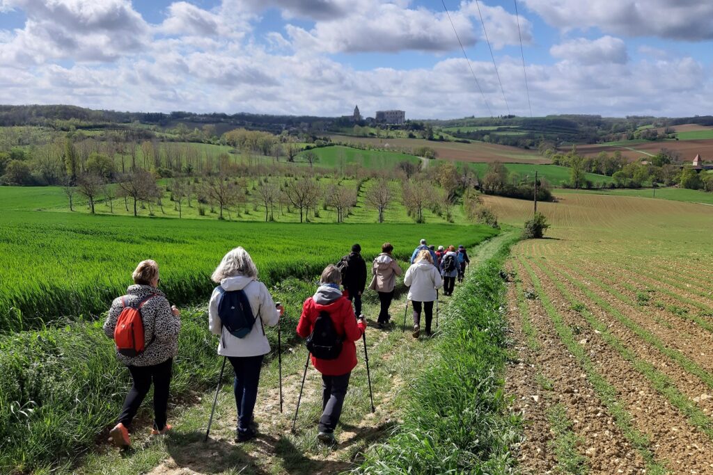 Groupe de randonneurs sur un sentier à travers la campagne gersoise