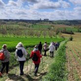 Groupe de randonneurs sur un sentier à travers la campagne gersoise