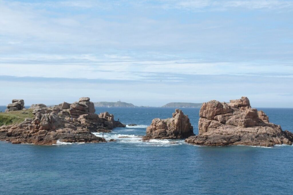 Paysage pris de vue en recul qui donne sur des roches au sein de l'océan
